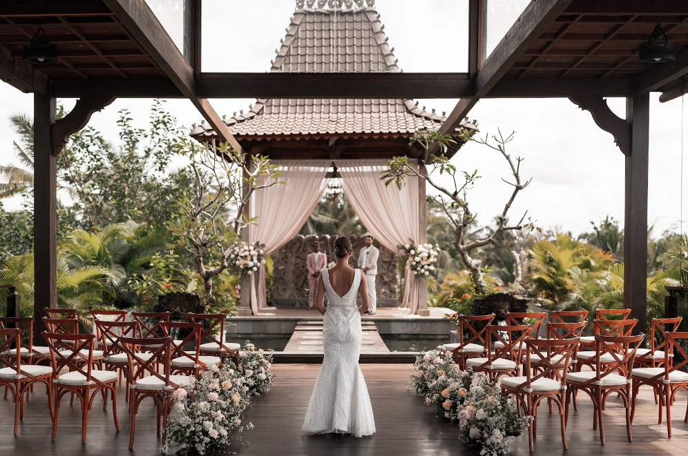 http://highend-traveller.com/arkamara-dijiwa-ubud-introduces-a-rooftop-wedding-chapel-with-picturesque-sunset-backdrop-and-jungle-views/