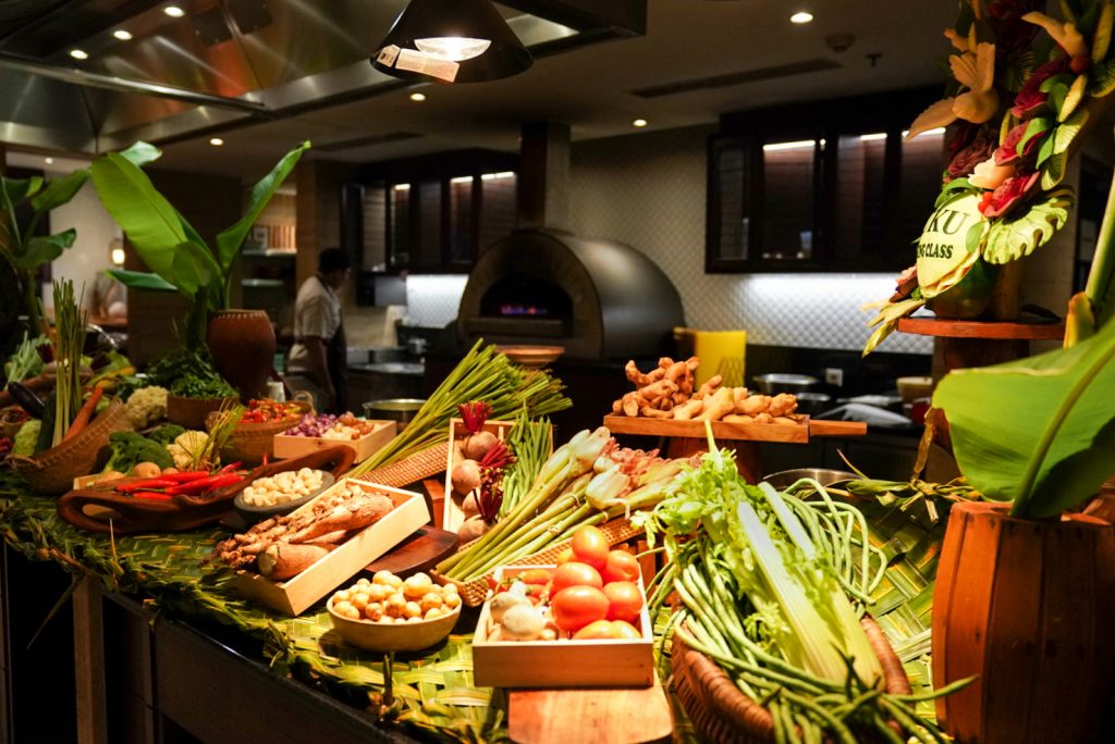 http://highend-traveller.com/conrad-bali-appoints-new-executive-chef-and-launches-scenographic-cooking-classes/